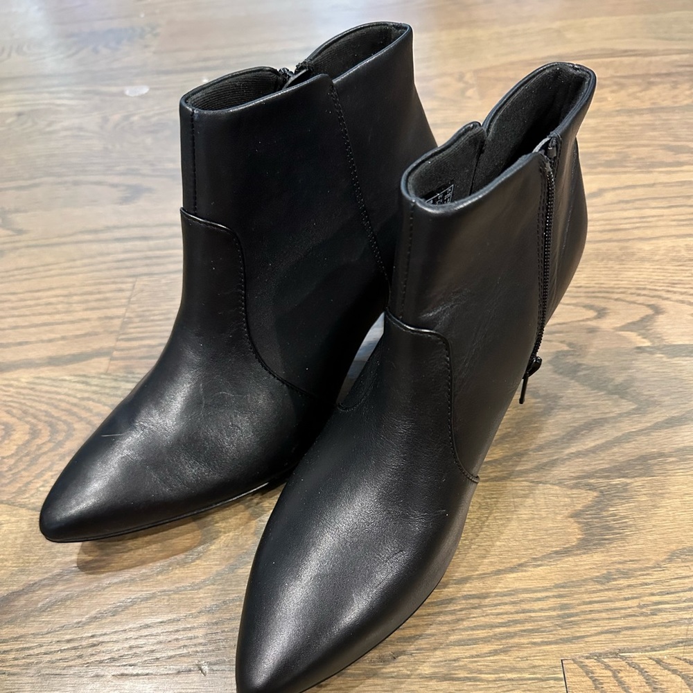 Black leather Clarks NEW